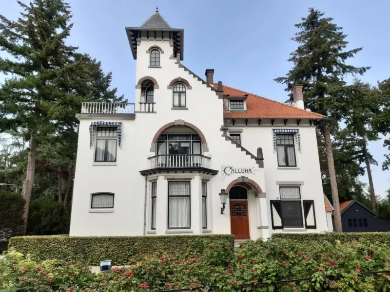 De praktijk van New Life Skincare aan de Boulevard 19 in Zeist, een witte villa met een torentje